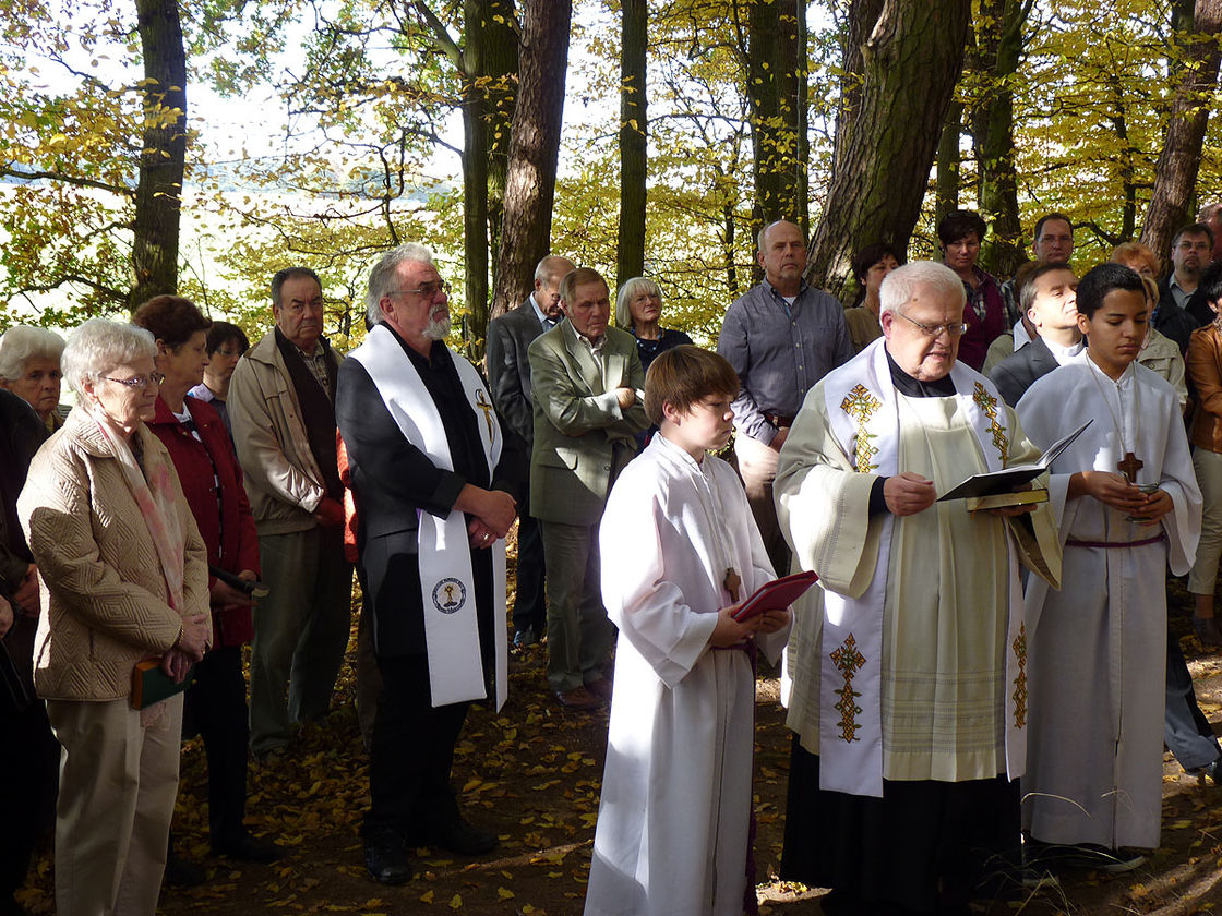 Einweihung der sieben Fußfälle im Oktober 2012 (Foto: Karl-Franz Thiede)